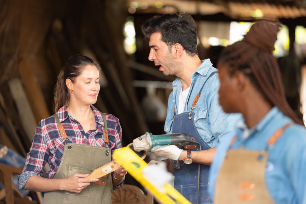 Three carpenters are discussing their plan.